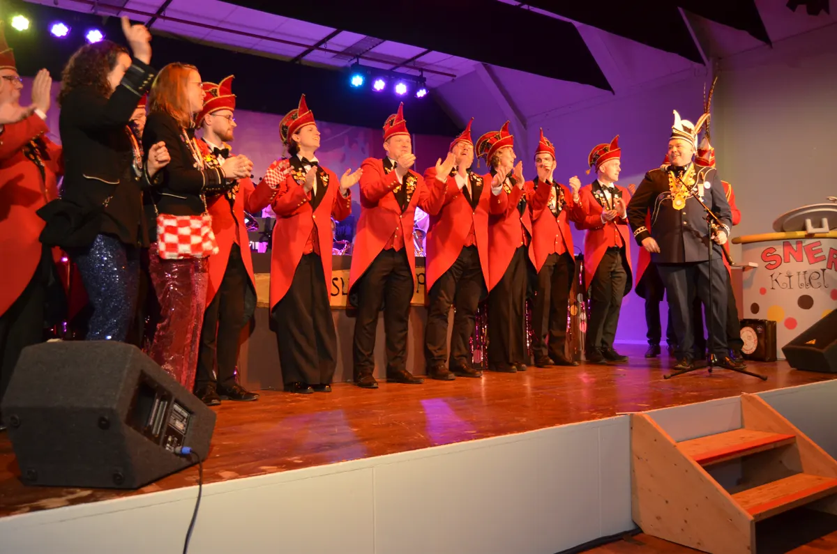 Carnavalsbezoek op het podium