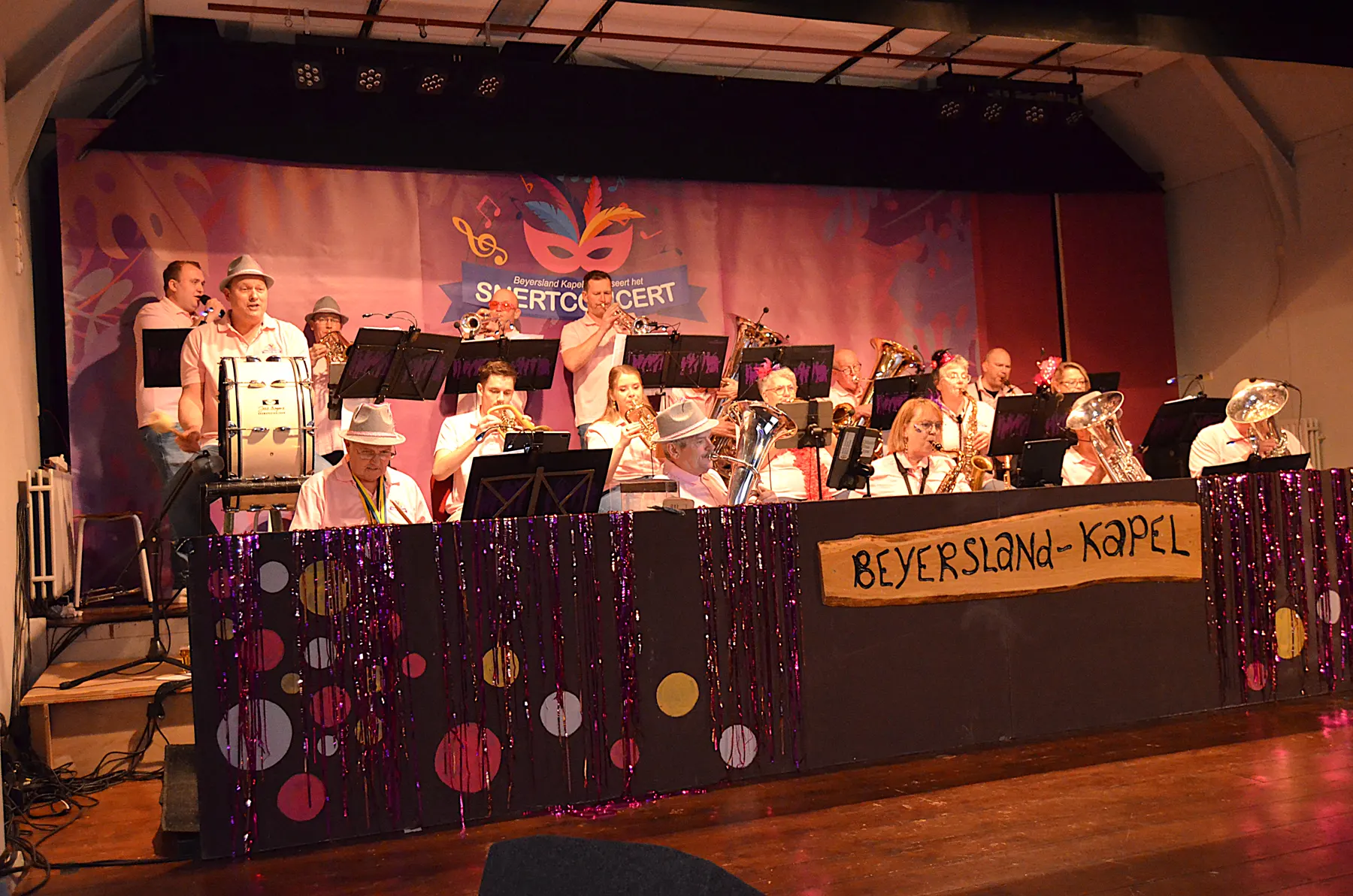 Beyersland Kapel op het podium