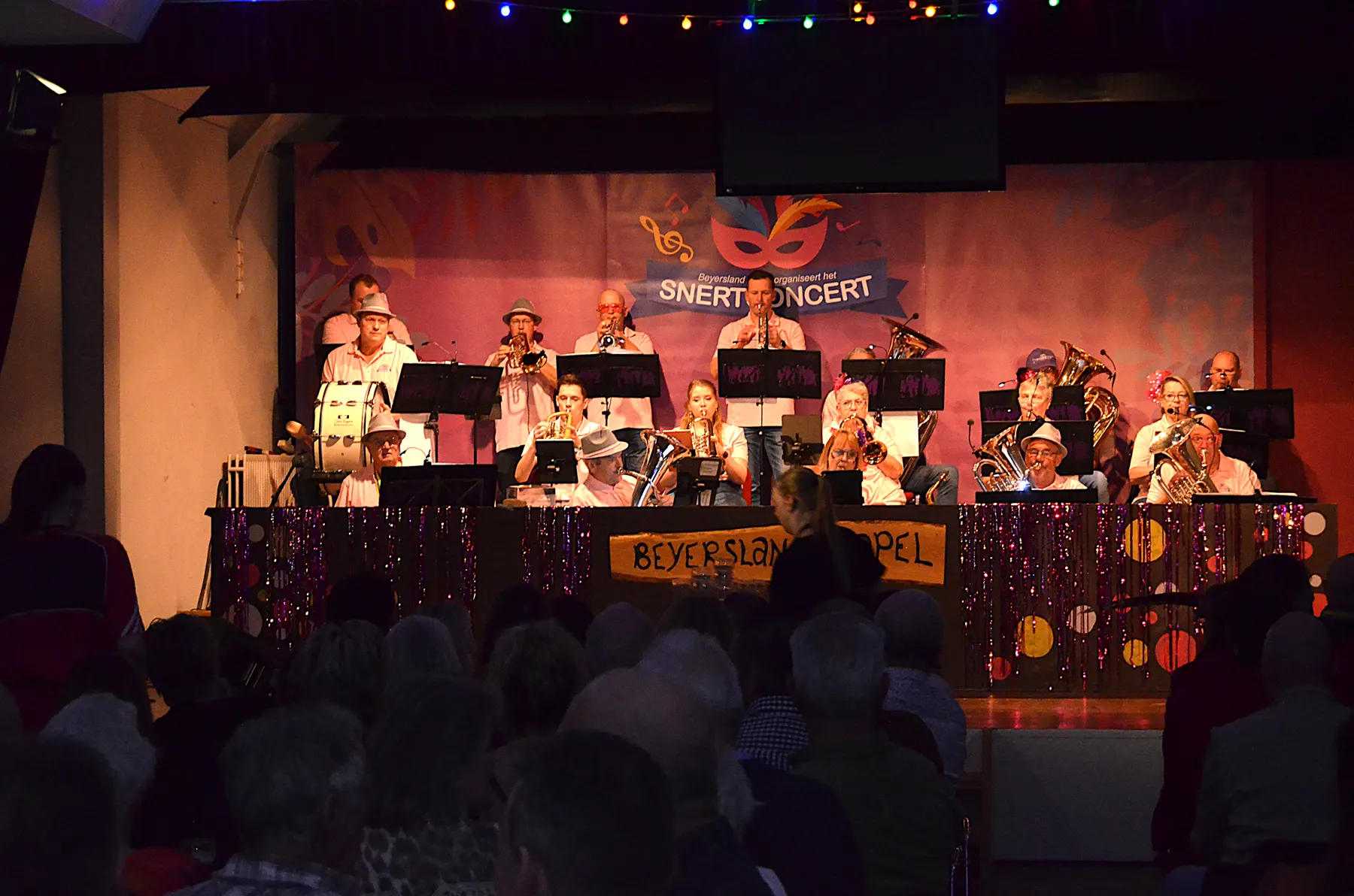 Beyersland Kapel speelt voor een volle zaal