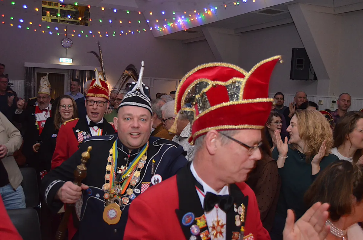 De prins viert mee in de zaal